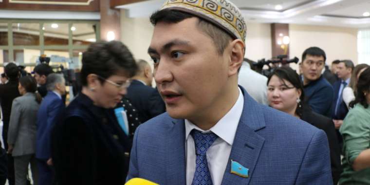 Дәулет Мұқаев іш киімдерін қалай жинайтынын көрсетемін деп сынға қалды