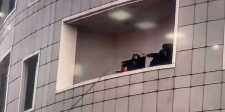 Астанада 15-қабаттан секірмек болған жігітті полицей құтқарып қалды