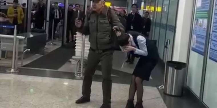 Алматыда әуежай қызметкерін кепілге алу ісіне қатысты сот отырысы басталды