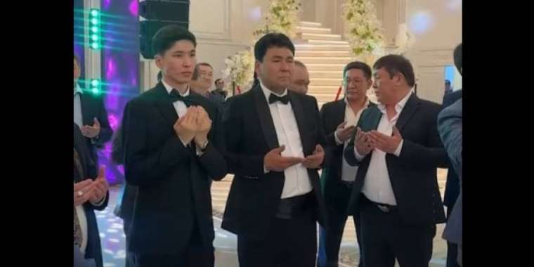 Қызын ұзатқан әнші Мирас Бекжанов көзіне жас алды