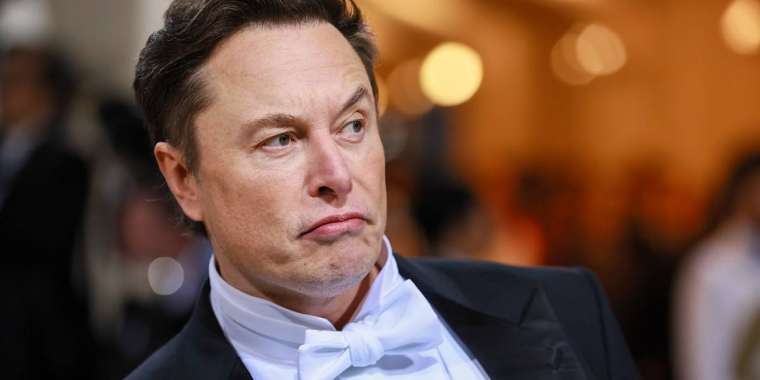 Илон Маскқа ашулы белсенділер Tesla көлігін қиратып тастады