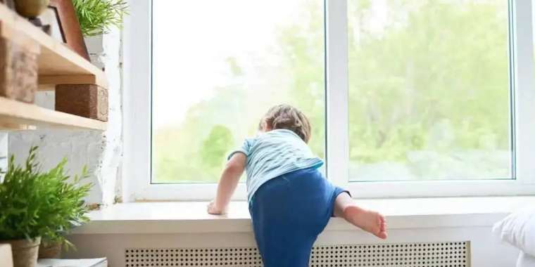 Астанада сәби 15-қабаттың терезесінен құлап кетті