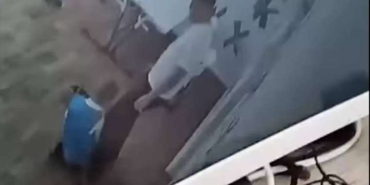 Даун синдромы бар баланы таяқпен ұрған маман жұмыстан қуылды