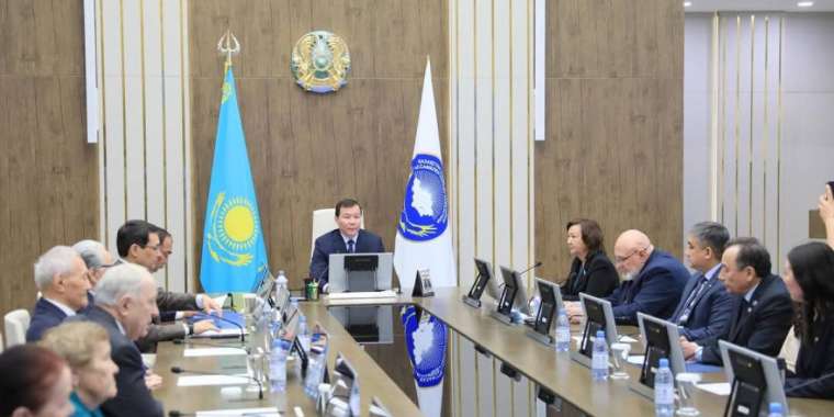 В Актобе членов АНК наградили юбилейными медалями