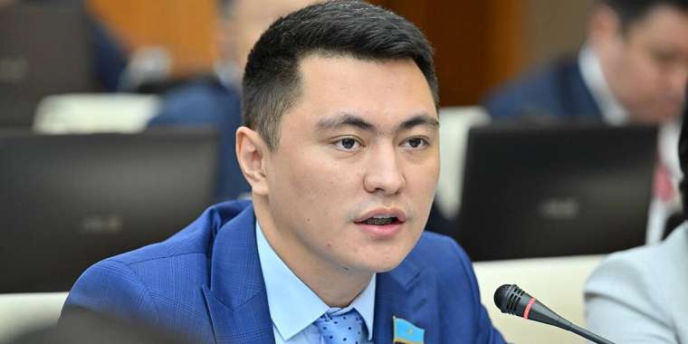 "Орыстың да, кәрістің де тұсауын кестім". Депутат Мұқаев сынға жауап берді