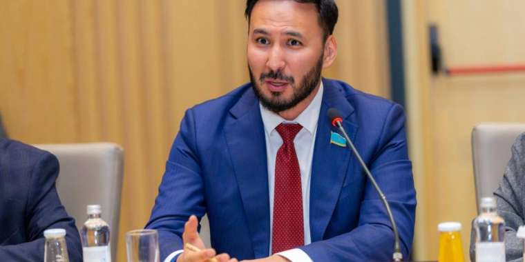 Депутат Қожаназаров өз ойын дұрыс жеткізу үшін орыс тілінде сөйлейтінін айтты