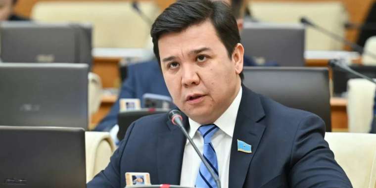 Жастар «күлдіретін шариктерден»кейін естерін жоғалтып жатыр. Депутат дабыл қақты