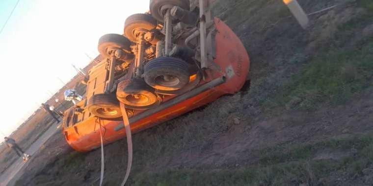 Атырау қаласының маңында жүк көлігі аударылып, мұнай төгілді