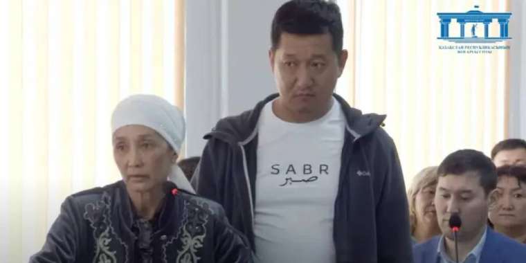 Үш көлікпен келген адамның немеремді теппегені жоқ – Шерзат Болаттың әжесі