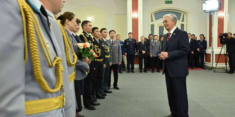 Тоқаев Маңғыстау облысы құқық қорғау органдарының қызметкерлерін марапаттады