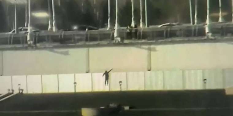 Астанада ер адам көпірден секіріп кетті