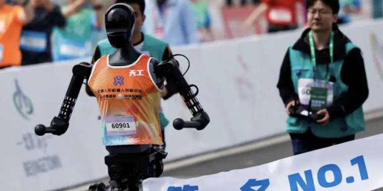 Роботтар алғаш рет адамдармен бірге марафон жүгіріп өтті