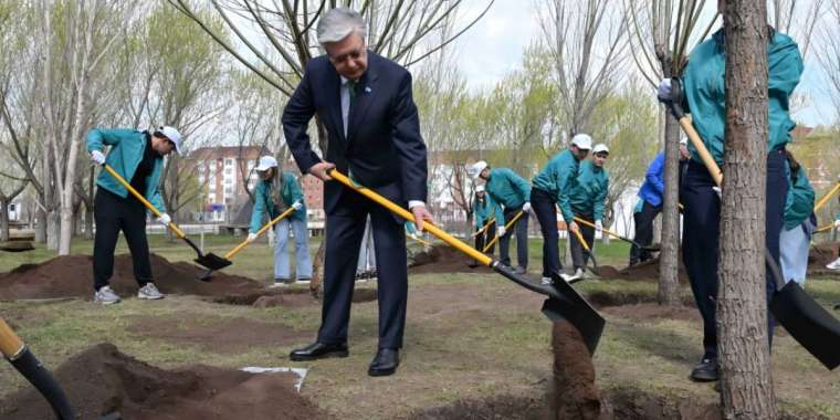 Тоқаев «Жастар» саябағында ағаш екті