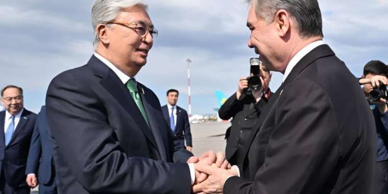 Тоқаев Гурбангулы Бердімұхамедовты күтіп алды