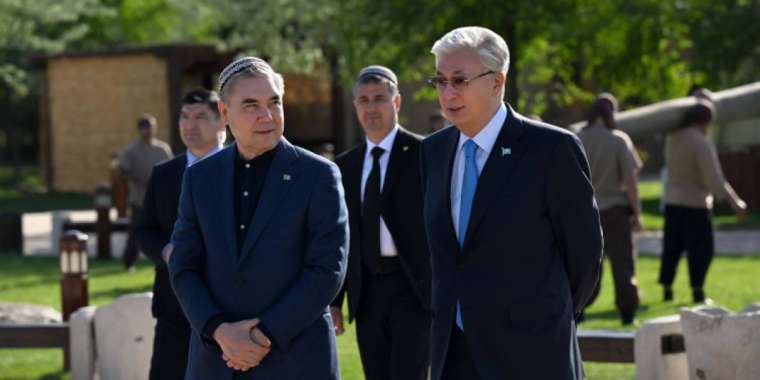 Тоқаев пен Бердімұхамедов «Этноауыл» кешеніне барды