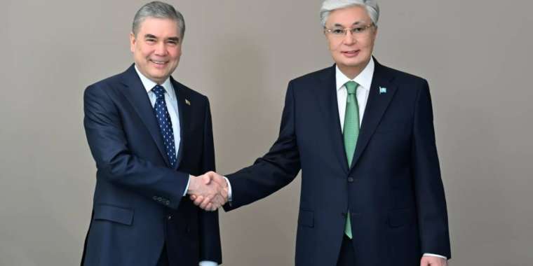 Тоқаев Гурбангулы Бердімұхамедовпен бейресми кездесу өткізді