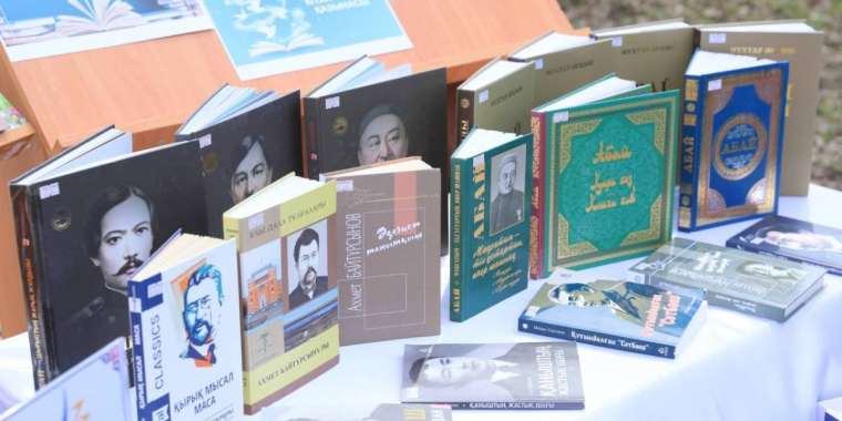 Ұлттық кітап күні: 500 метрлік гүлзар алаңында ақтөбеліктер кітап әлеміне саяхаттады