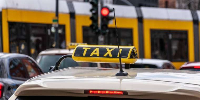 Алматыда такси жүргізушісін ұрған ер адам ұсталды