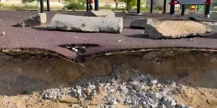 Ақтауда тұрғындар жақында салынған спорт алаңының сапасына шағымданды