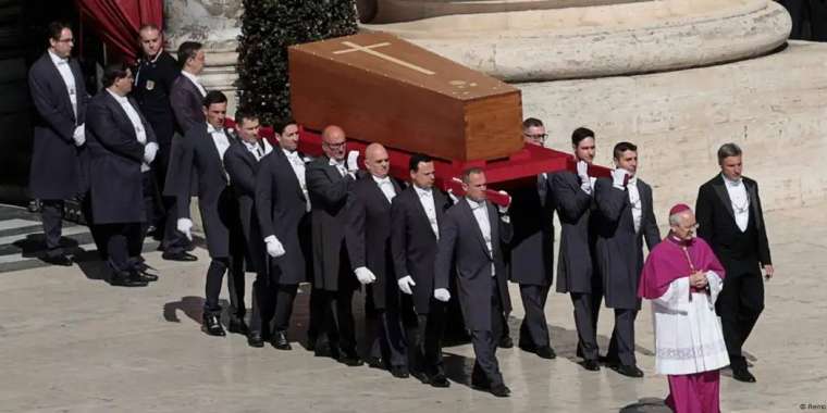 Ватиканда Рим папасымен қоштасу рәсімі өтіп жатыр