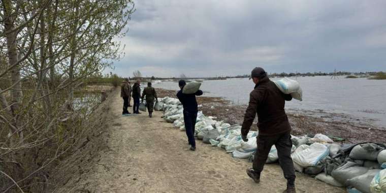 Құтқарушылар ел солтүстігіндегі бөгеттерді нығайтып жатыр