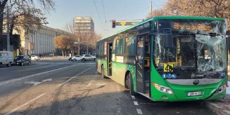 Алматыда троллейбус пен автобус соқтығысты