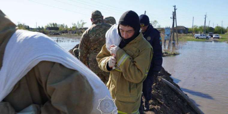 Құтқарушылар солтүстіктегі ауылды тасқын судан қорғап қалды