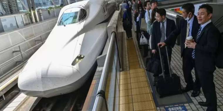 Жапониядағы ең жылдам пойызды жылан тоқтатты