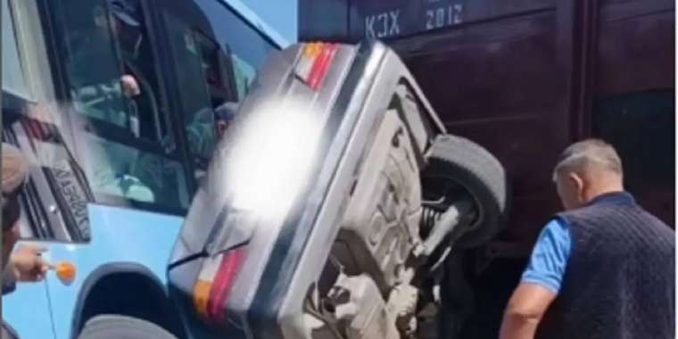 Таразда пойыз, жолаушылар автобусы және жеңіл көлік соқтығысқан