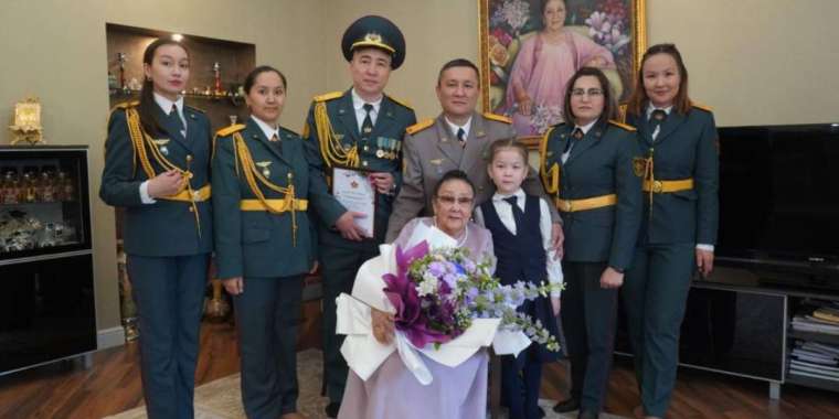 Бибігүл Төлегенова Отан қорғаушылар күнімен құттықтады