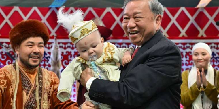 Вьетнам Коммунистік партиясының бас хатшысы сәбидің тұсауын кесті