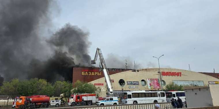 Астанада «Шапағат» базары өртеніп жатыр