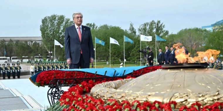 Тоқаев «Отан Ана» монументіне гүл шоғын қойды