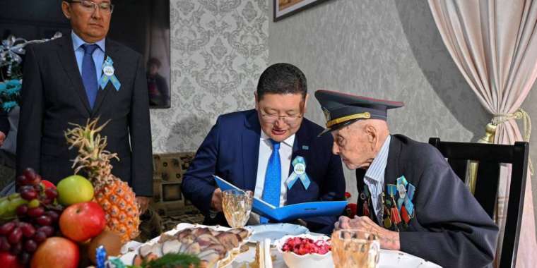 Абай облысының әкімі соғыс ардагерлерін Жеңіс күнімен құттықтады