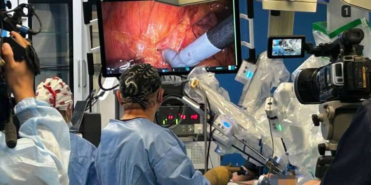 Қазақстанда алғаш рет қашықтан басқарылатын робот арқылы ісік алып тастау отасы жасалды