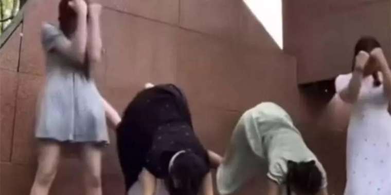 Жеңіс саябағында билеген оқушы қыздар жазаланды