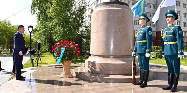 Бектенов ұшқыш Талғат Бигелдиновтің ескерткішіне гүл шоқтарын қойды