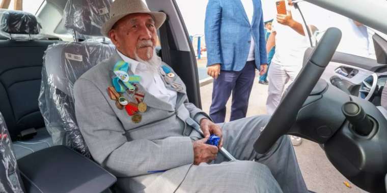 Шымкентте көзі тірі екі соғыс ардагеріне көлік сыйлады