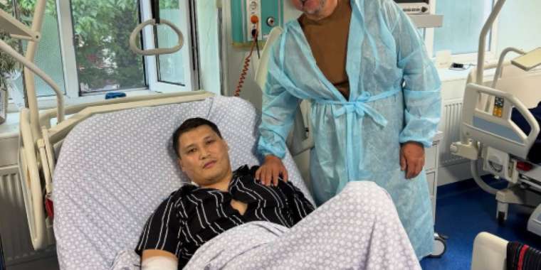 Марғұлан Сейсембай ауруханада жатқан Руслан Берденовпен кездесті