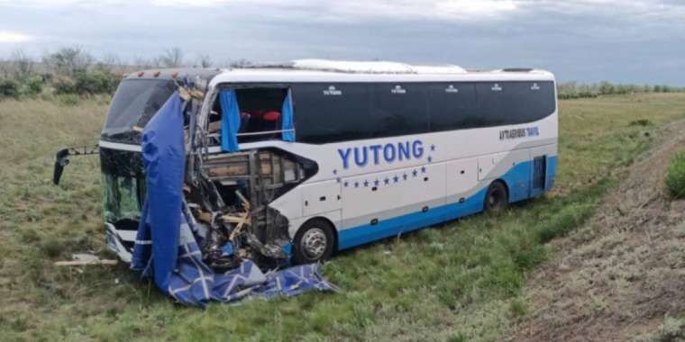 Ақтөбе облысында жүк көлігімен соқтығысқан автобус жүргізушісі қаза тапты