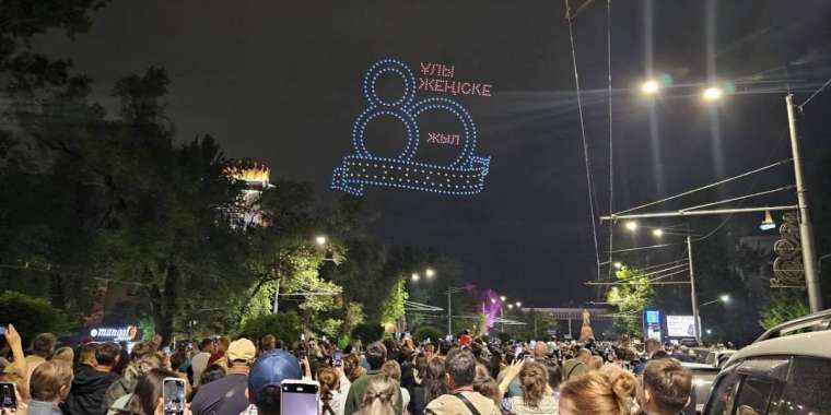 Алматыда Жеңіс күніне орай дрондар шоуы өтті