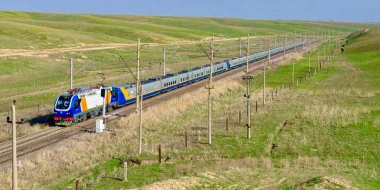 Қостанай станциясында пойыз бен көлік соқтығысты