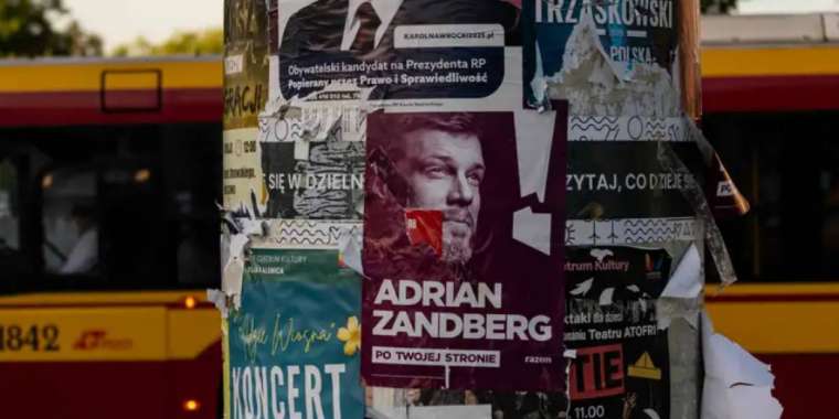 Польшада мыңдаған адам заңсыз көші-қонға қарсы митингке шықты