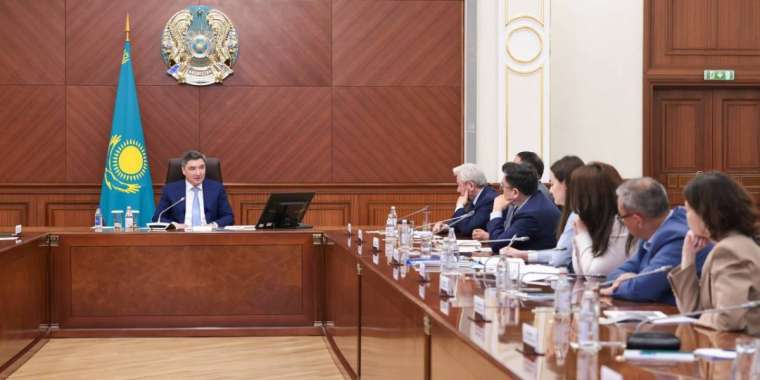 Бектенов сарапшылармен экономиканың даму мәселелерін талқылады