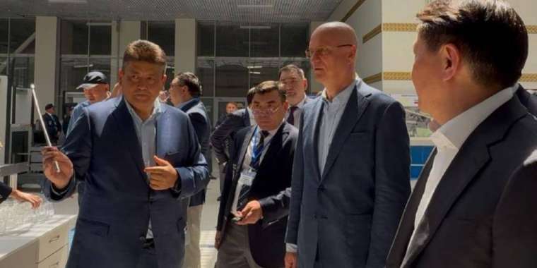 Роман Скляр жұмыс сапарымен «Нұр Жолы» өткізу пунктінің өндірістік қызметімен танысты