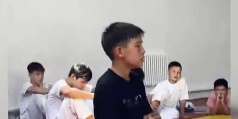 Атыраулық 14 жастағы дзюдошы "Балқадиша" әнін айтып, Казнетті тәнті етті