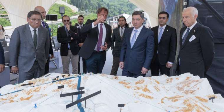 Олжас Бектенов Алматы тау кластері аумағын тікұшақпен аралап көрді