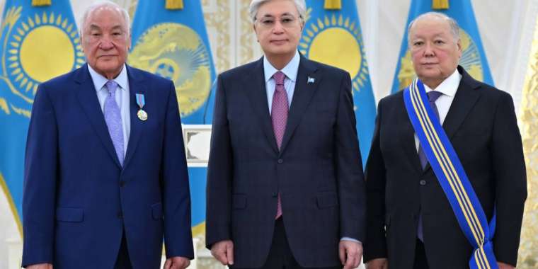 Тоқаев Равиль Шырдабаев пен Серік Тоқпановты наградтады