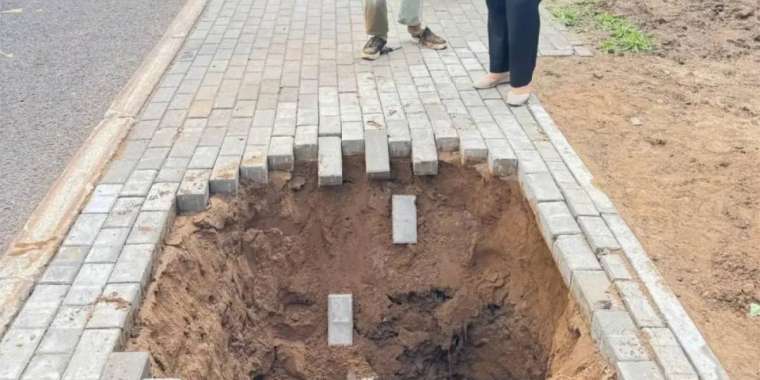 Астанада тротуар опырылып, бір қыз су толы шұңқырға түсіп кеткен