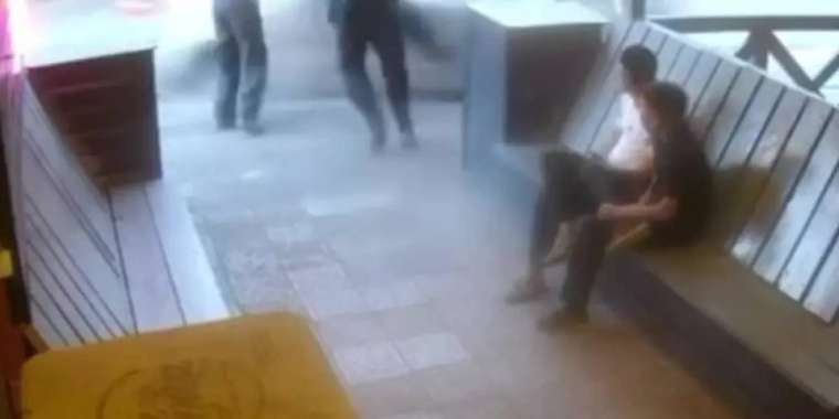 Сәтбаевта мас жүргізуші тротуарда тұрған жасөспірімдерді қағып кетті